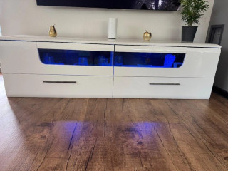 moderny-stolik-komoda-pod-tv-s-led-podsvietenim