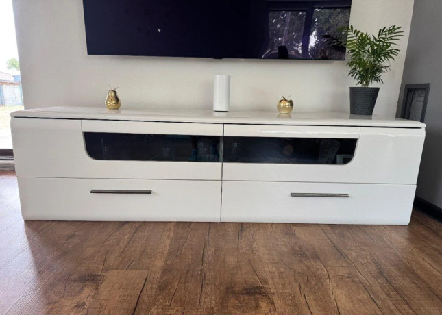 moderny-stolik-komoda-pod-tv-s-led-podsvietenim-big-2