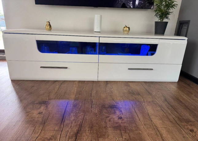 moderny-stolik-komoda-pod-tv-s-led-podsvietenim-big-0
