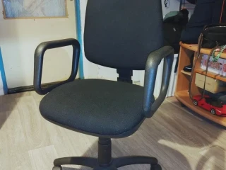 na-predaj-cierna-koncelarska-stolicka