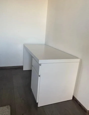 predam-biely-pisaci-pracovny-stol-ikea-malm-big-1