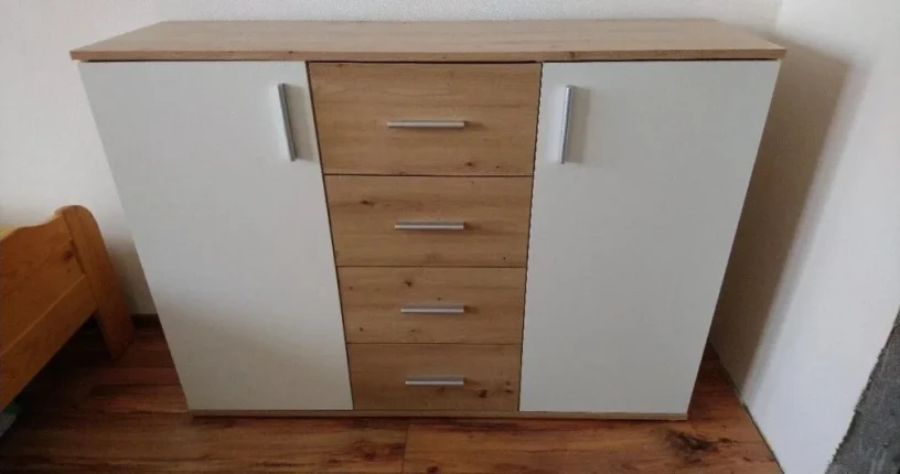 predam-2-dvojdverovu-zachovalu-komodu-132x95x38-big-0