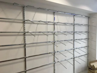 predajny-zavesny-system-do-predajne-odevy-obuv