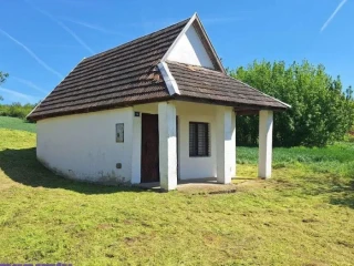 vinicny-dom-v-obci-salov