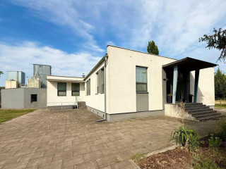 premiova-administrativna-budova-414-m2-na-predaj-komarno
