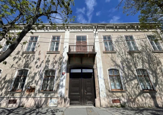 2437-vynimocna-historicka-nehnutelnost-v-komarne-big-0