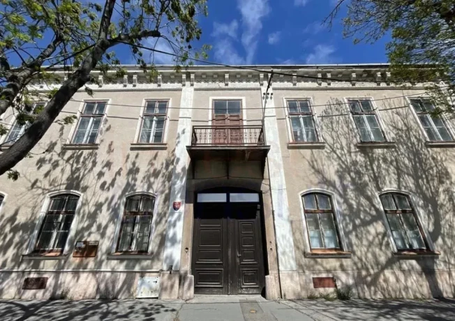 2437-vynimocna-historicka-nehnutelnost-v-komarne-big-0