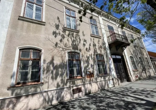 2437-vynimocna-historicka-nehnutelnost-v-komarne-big-1