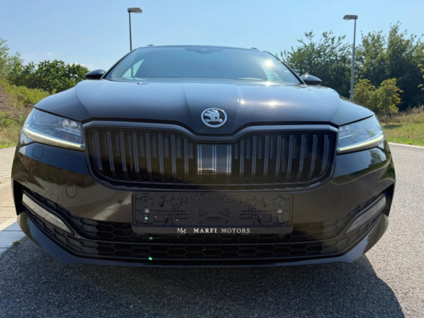 skoda-superb-combi-20-tdi-scr-sportline-dsg-big-3