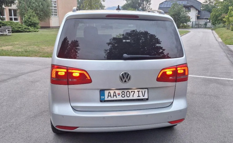 volkswagen-touran-14-tsi-comfortline-103kw140hp-m6-big-3