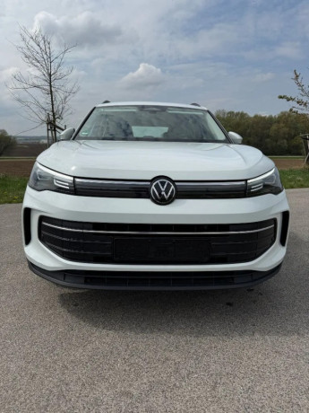 volkswagen-tiguan-model-2025-mrtvy-uhol-kamera-virtual-big-3