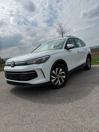 volkswagen-tiguan-model-2025-mrtvy-uhol-kamera-virtual-big-2
