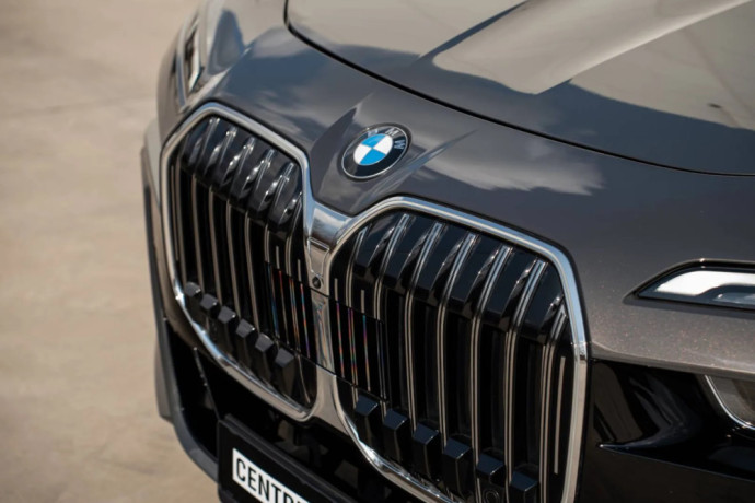 bmw-rad-7-740d-m-xdrive-at-220-kw-fabricka-zaruka-bowers-wilkins-hudba-big-2