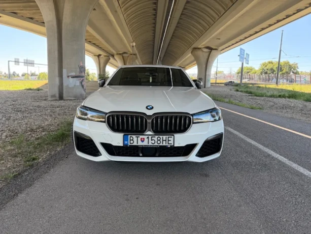 bmw-rad-5-m550i-xdrive-at-390kw-natacanie-zadnej-napravy-big-2