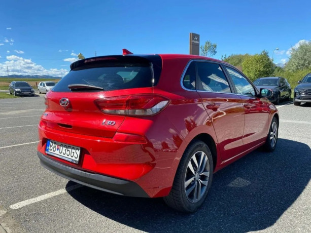 hyundai-i30-14i-family-73kw100hp-m6-big-1