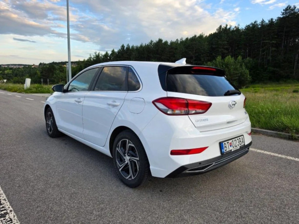 hyundai-i30-rv-20225-15l-81kw-odpocet-dph-zaruka-3roky-big-3