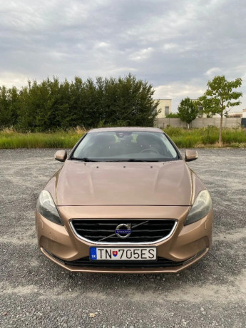 volvo-v40-kinetic-big-0