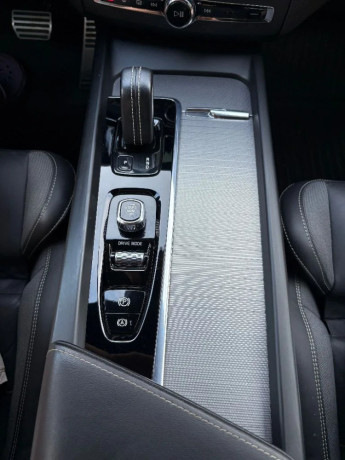 volvo-xc60-b4-r-design-awd-at-145kw197hp-a8-big-0