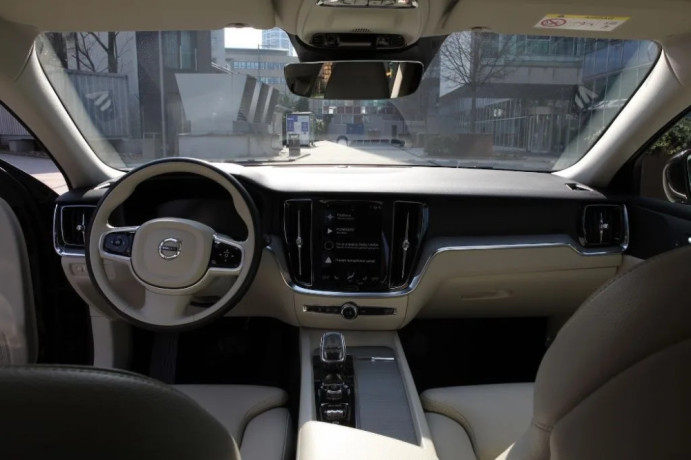 volvo-v60-b4-inscription-mild-hybrid-zaruka-volvo-2026-dph-odpocitatelna-tazne-zariadenie-big-3
