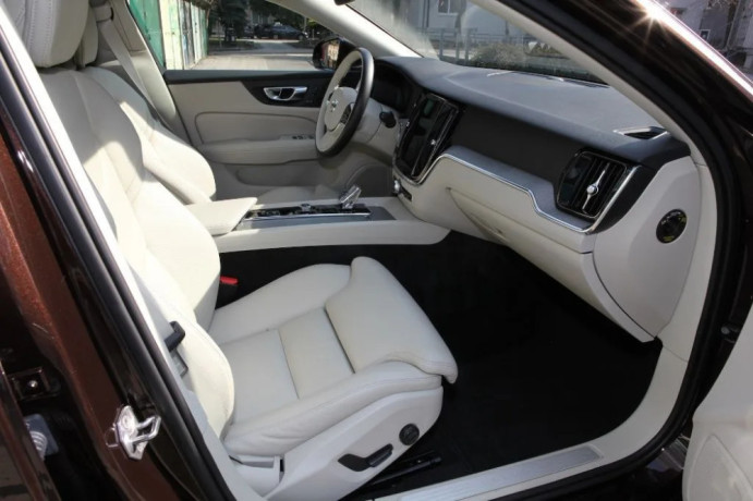 volvo-v60-b4-inscription-mild-hybrid-zaruka-volvo-2026-dph-odpocitatelna-tazne-zariadenie-big-2