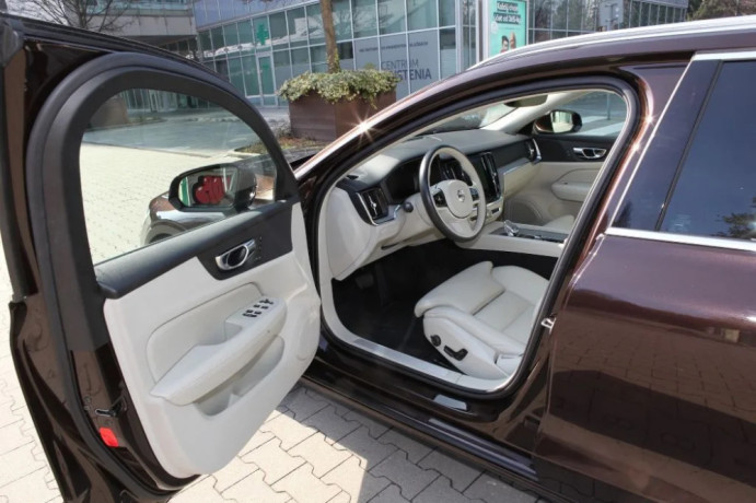 volvo-v60-b4-inscription-mild-hybrid-zaruka-volvo-2026-dph-odpocitatelna-tazne-zariadenie-big-1