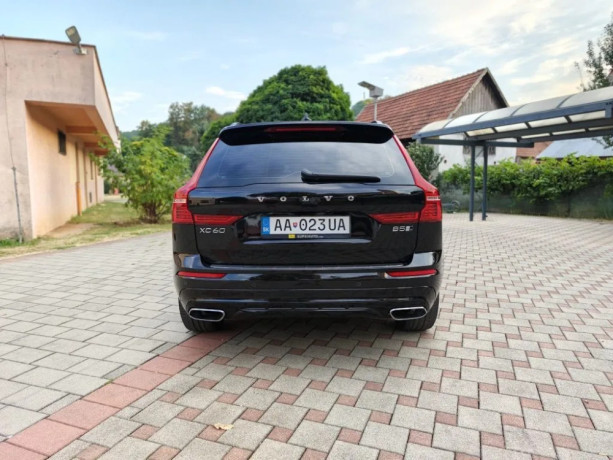 volvo-xc60-20-b5-mhev-r-design-awd-at-173kw235hp-a8-big-2