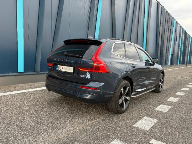 volvo-xc60-20-b4-mhev-core-at-145kw197hp-a8-big-1