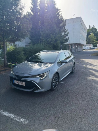 toyota-corolla-combi-hybrid-20-big-1