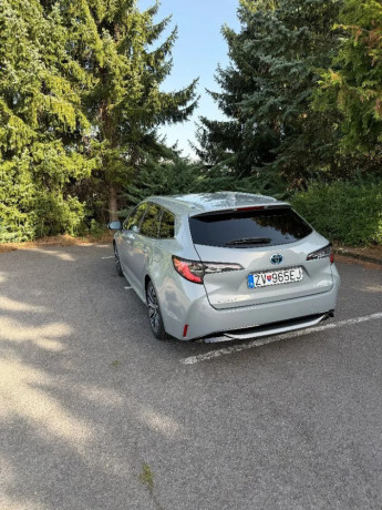 toyota-corolla-combi-hybrid-20-big-3