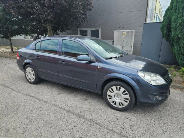 opel-astra-sedan-h-big-0