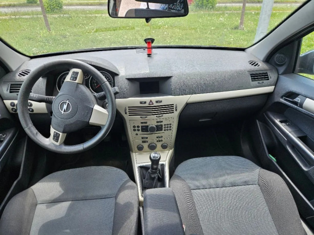 opel-astra-sedan-h-big-3