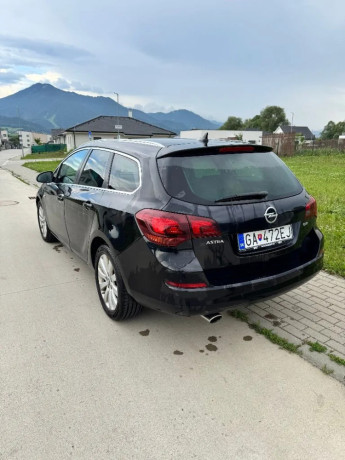 opel-astra-sport-tourer-20-118kw-at6-big-2