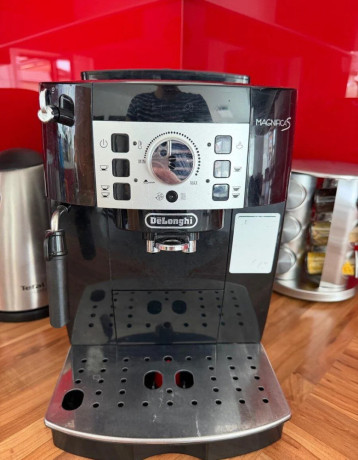 predam-kavovar-delonghi-magnifica-s-big-0