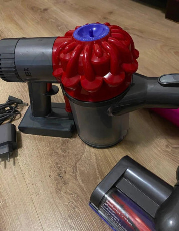 predam-tycovy-vysavac-dyson-dc62-big-2