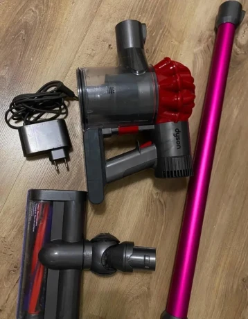 predam-tycovy-vysavac-dyson-dc62-big-0