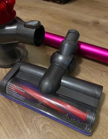 predam-tycovy-vysavac-dyson-dc62-big-1