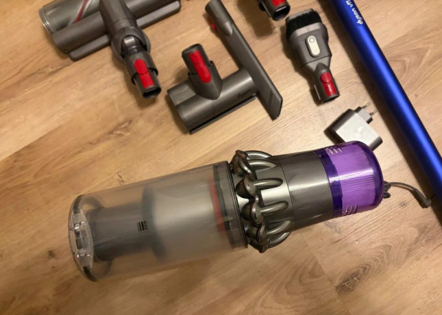 dyson-v11-absolute-vyborny-stav-big-2