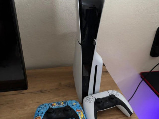 ps5-slim-s-mechanikou-11-hier-2-ovladace