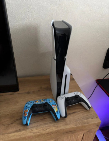 ps5-slim-s-mechanikou-11-hier-2-ovladace-big-0