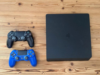 predam-ps4-500gb-2-ovladace