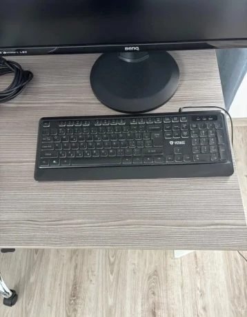 monitor-benq-gw2765-klavesnica-yenkee-130-eur-big-1