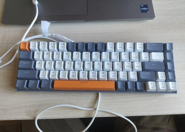 mechanicka-klavesnica-rgb-68-klaves-big-0