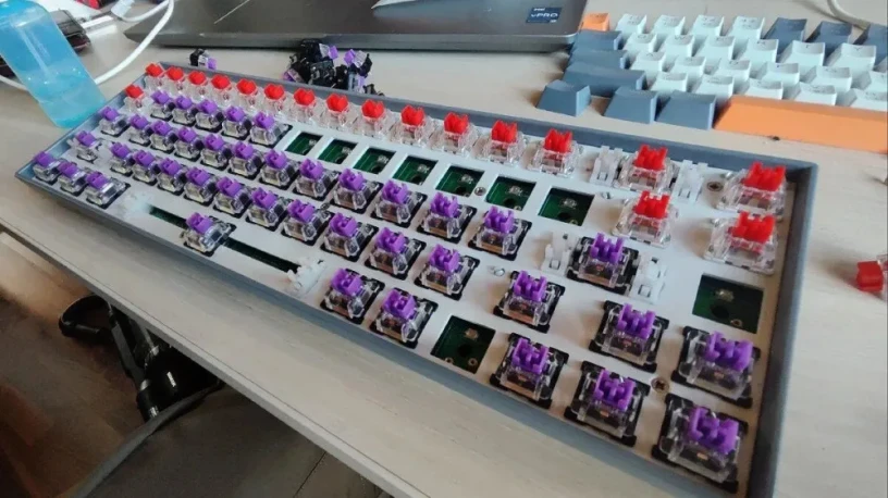 mechanicka-klavesnica-rgb-68-klaves-big-1