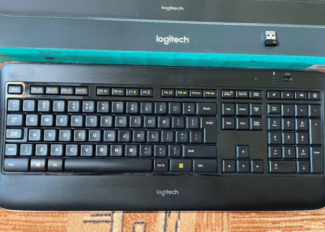 logitech-k800-wireless-illuminated-klavesnica-big-1
