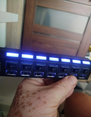 7-portovy-usb-20-hub-rozbocovac-s-vypinacmi-novy-big-0