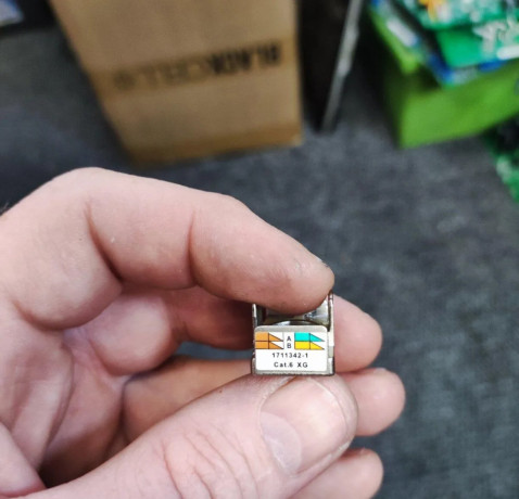 10g-samorezny-tieneny-keystone-cat6-stp-rj45-big-2