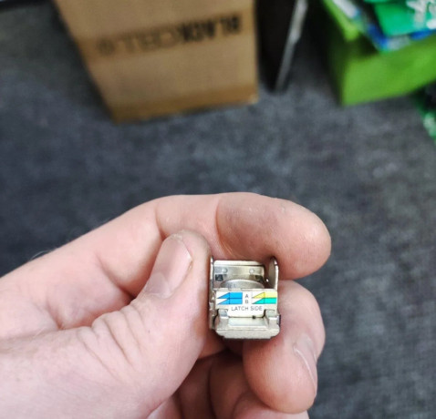 10g-samorezny-tieneny-keystone-cat6-stp-rj45-big-3