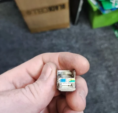 10g-samorezny-tieneny-keystone-cat6-stp-rj45-big-3