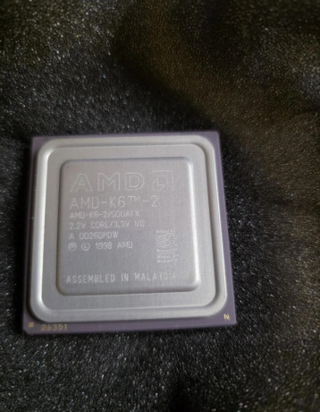 pentium-200mhz-mmx-a-amd-k6-2-500mhz-big-0