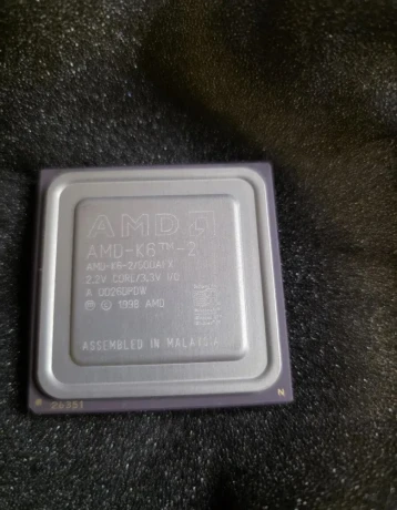 pentium-200mhz-mmx-a-amd-k6-2-500mhz-big-0